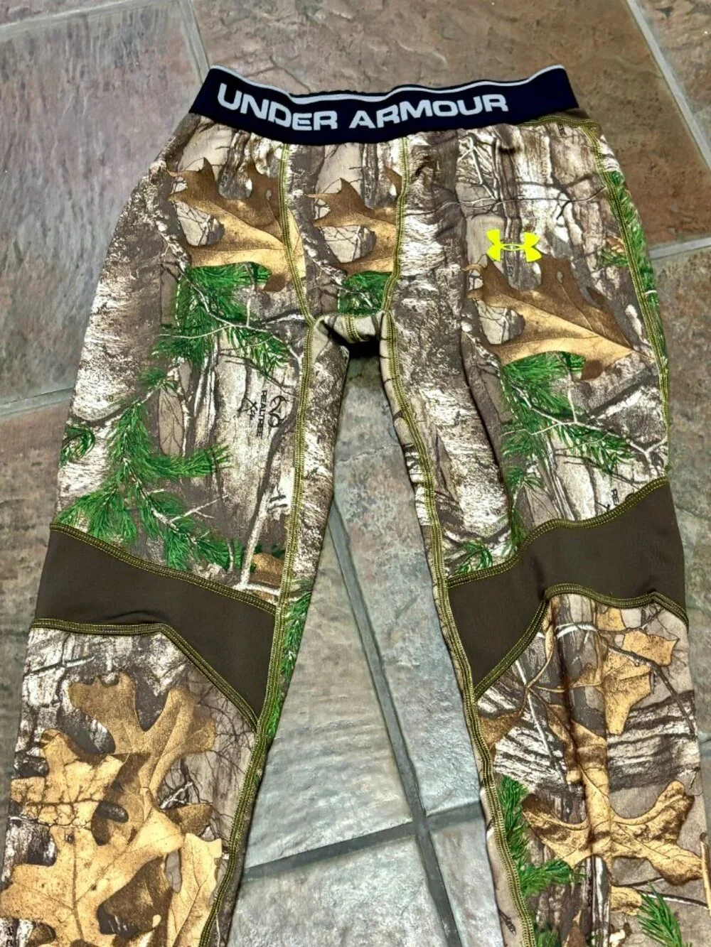~~Under Armour Leggings Youth YGL ColdGear Mossy Oak Camo Scent Control EUC!!..E